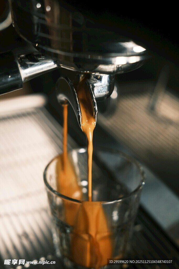 咖啡液注入玻璃杯瞬间