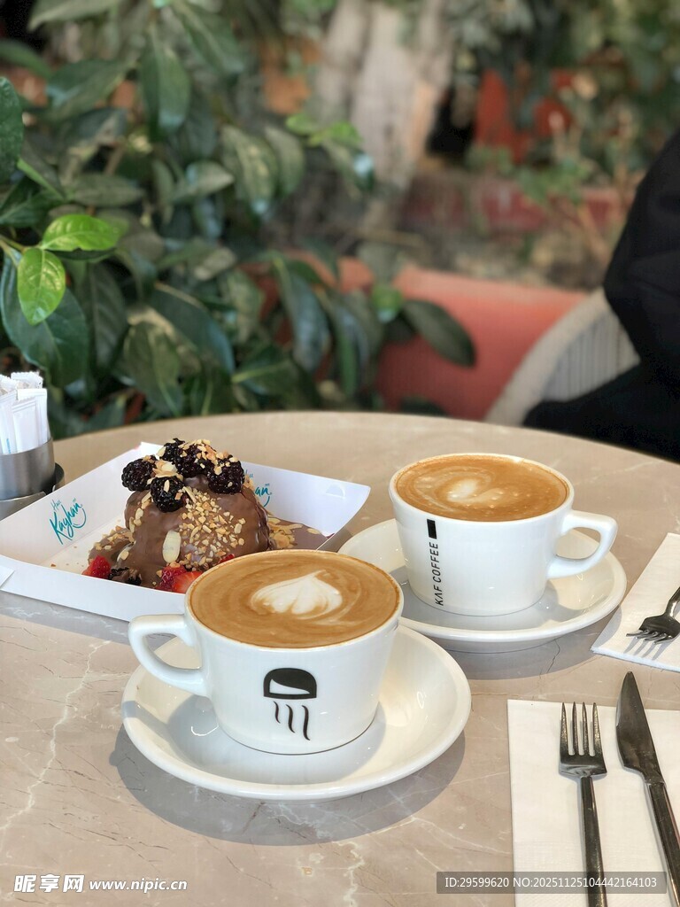 户外惬意的咖啡甜点时光