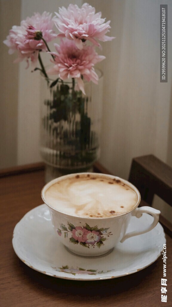 粉色花旁的精致卡布奇诺
