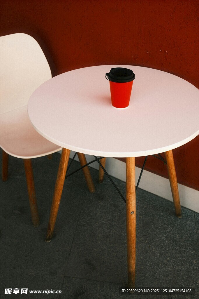 简约圆桌配椅与红色杯具
