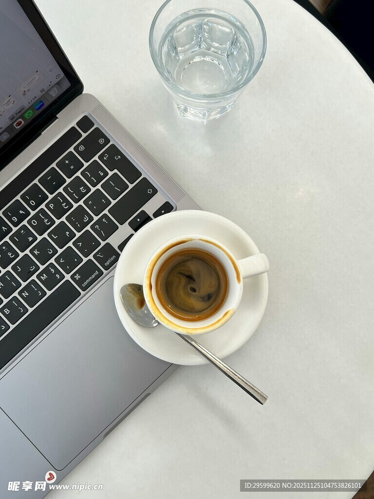 笔记本旁的咖啡时光