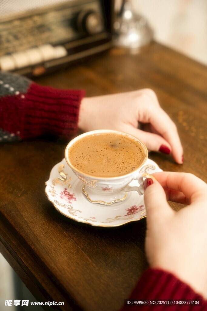 双手捧起的暖心咖啡杯