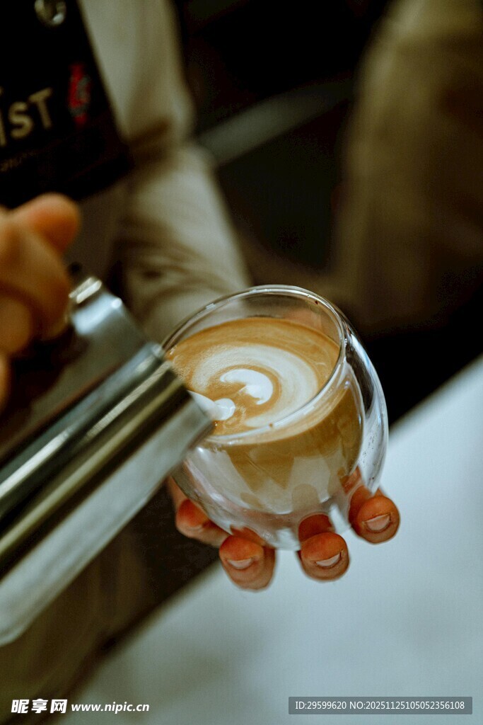 咖啡师制作拉花咖啡