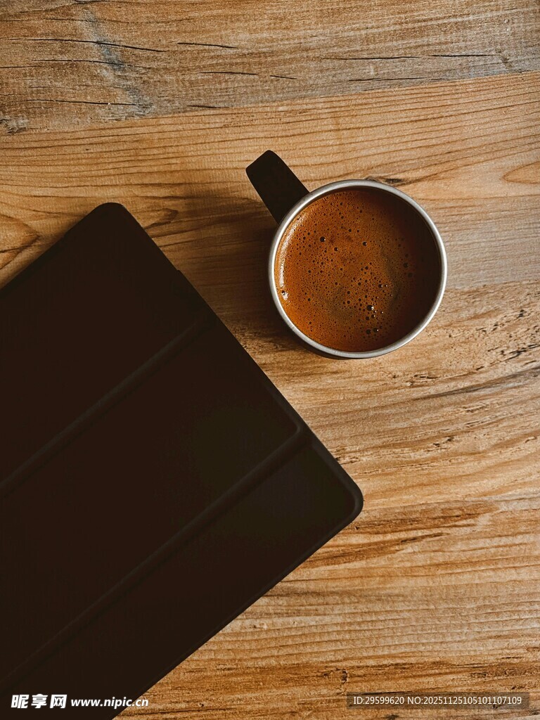 木质桌面的咖啡与笔记本
