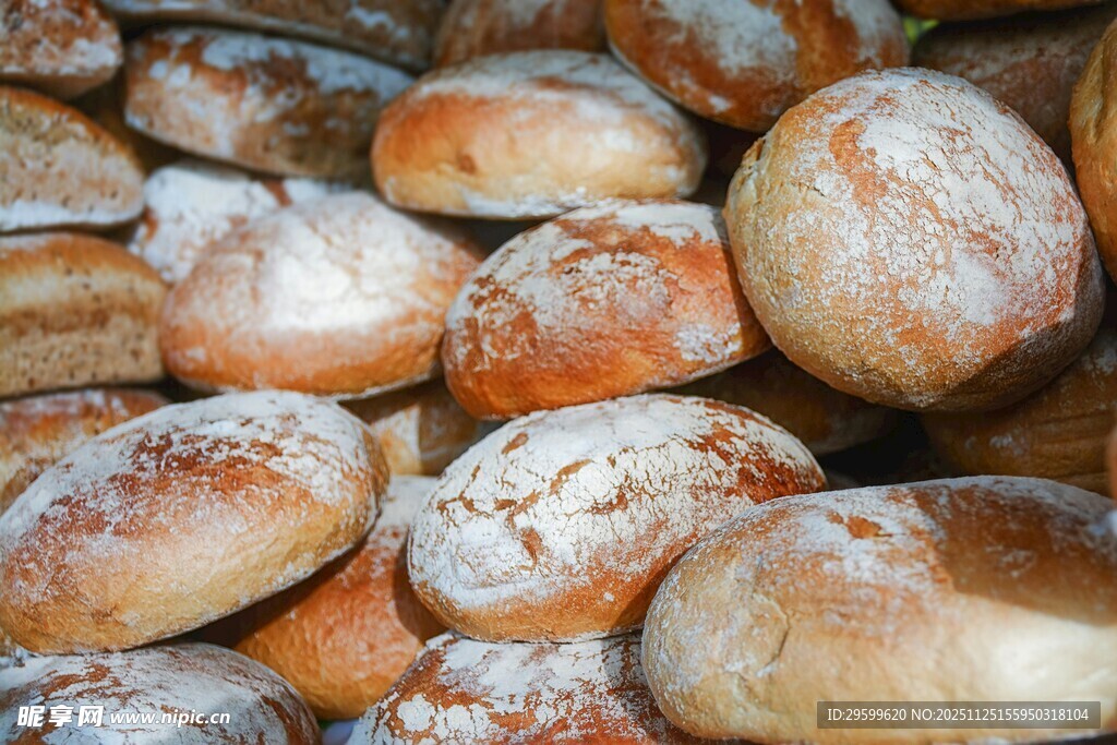 新鲜出炉的各式美味面包