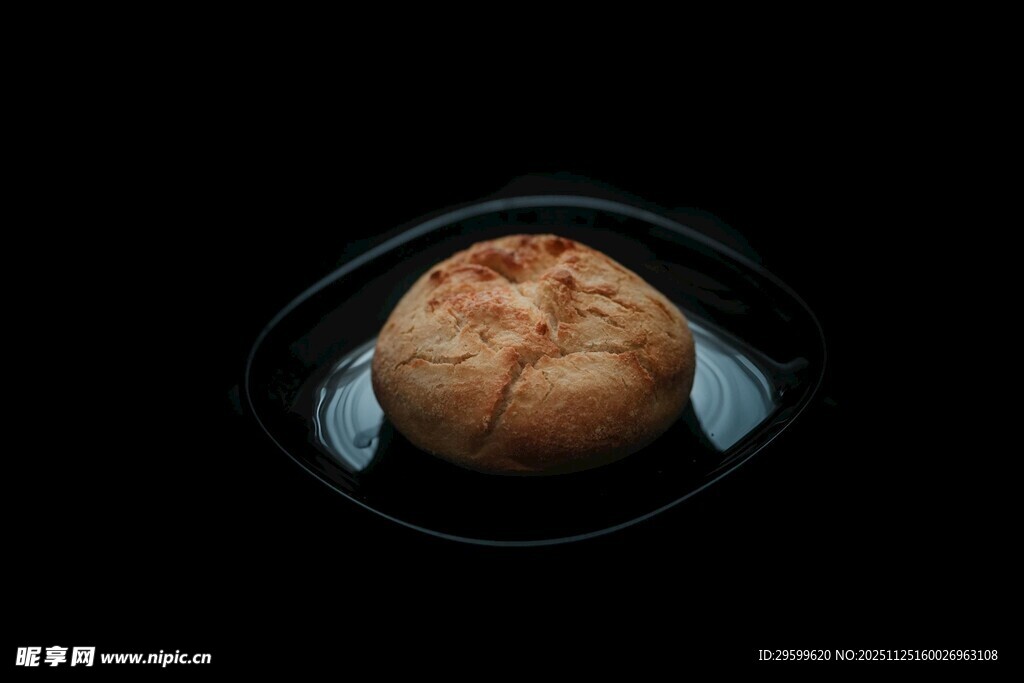黑色盘中的美味面包