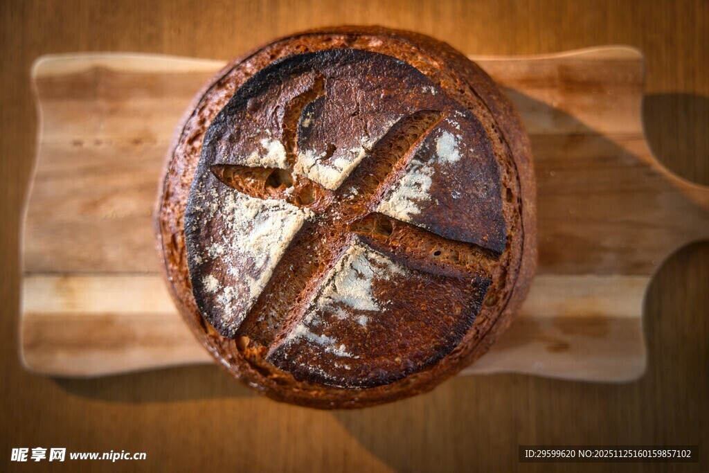 木制砧板上的美味面包