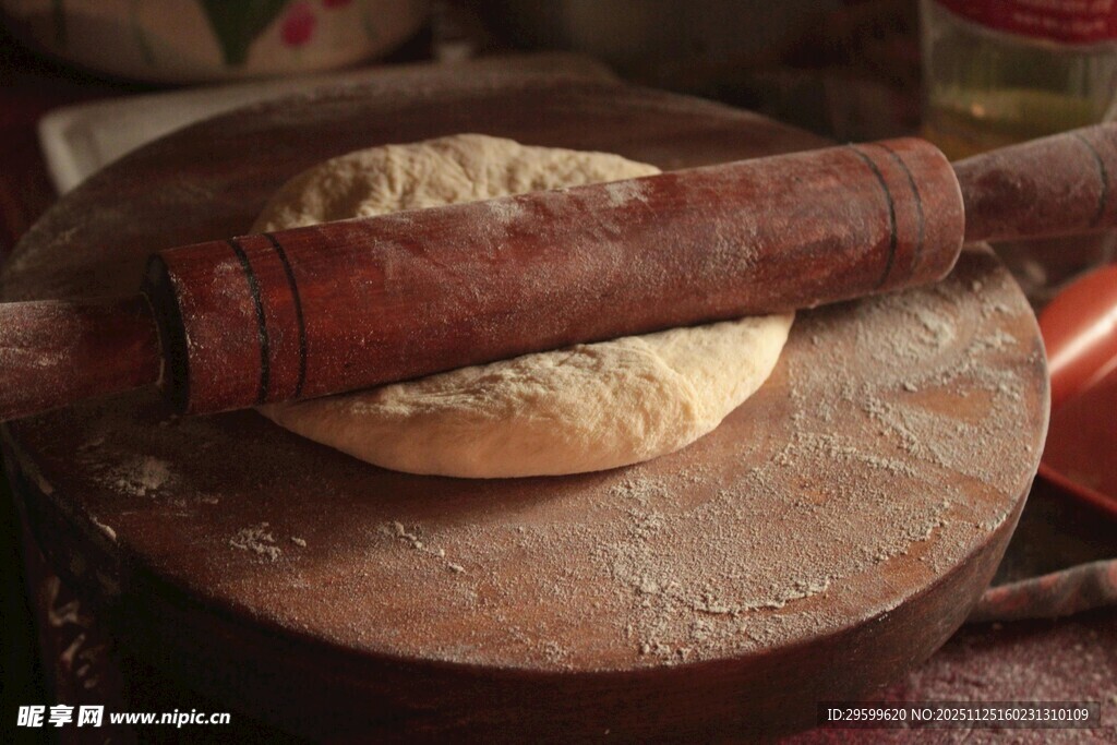 擀面杖下的面团制作场景