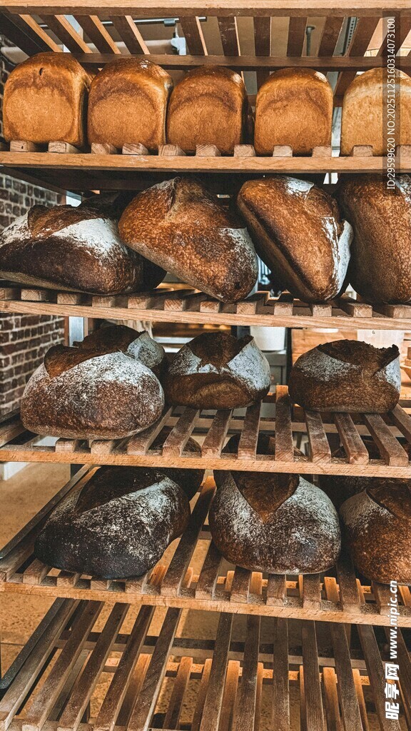 多样面包陈列于木架上
