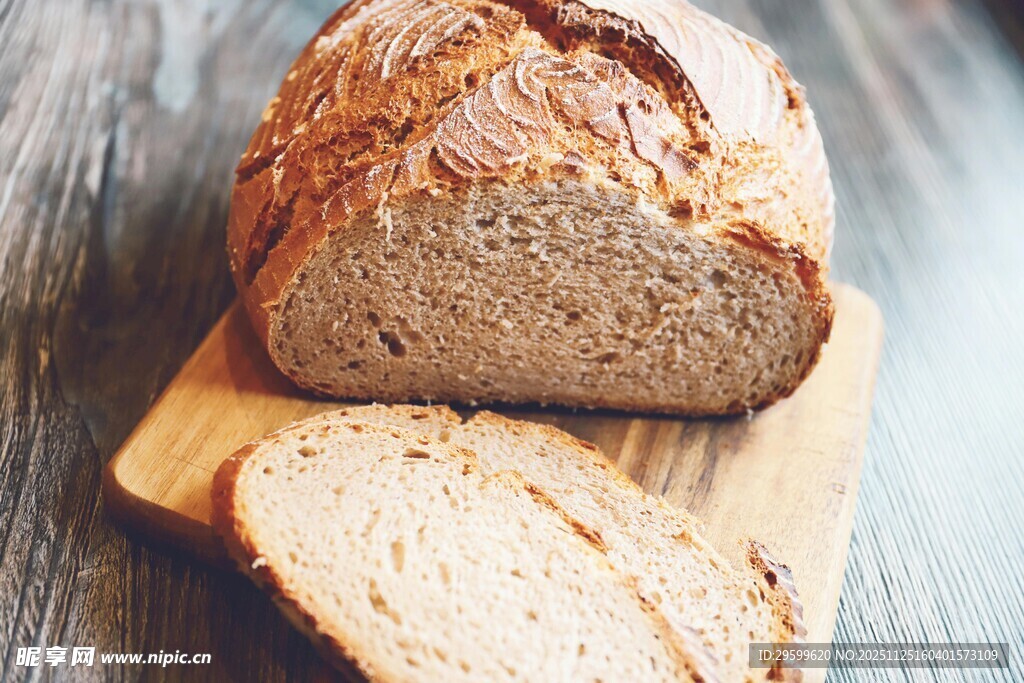 木制砧板上的美味面包