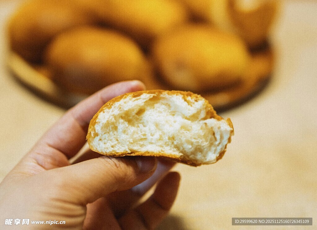 手拿咬过的美味油炸点心