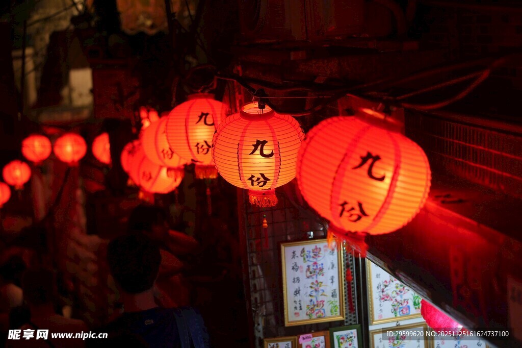 街头悬挂的喜庆红灯笼