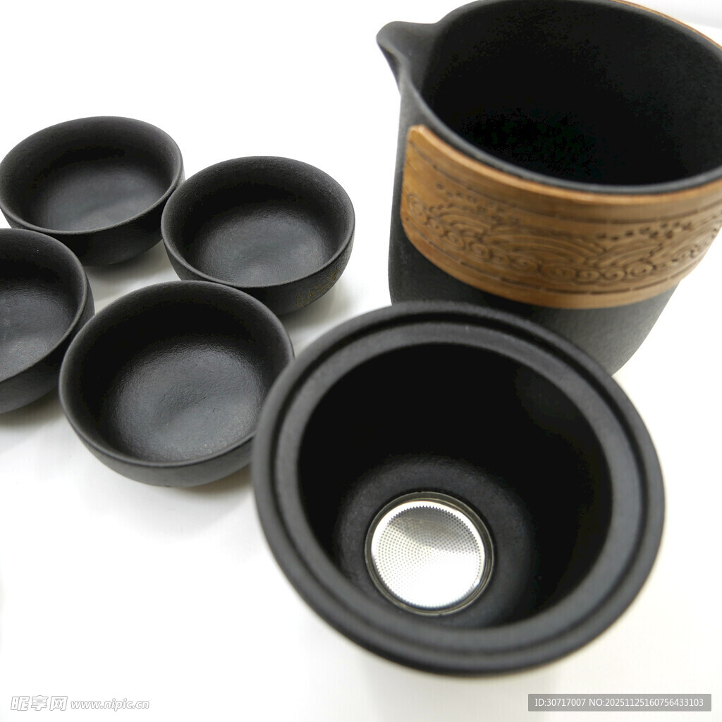 黑色陶制餐具组合