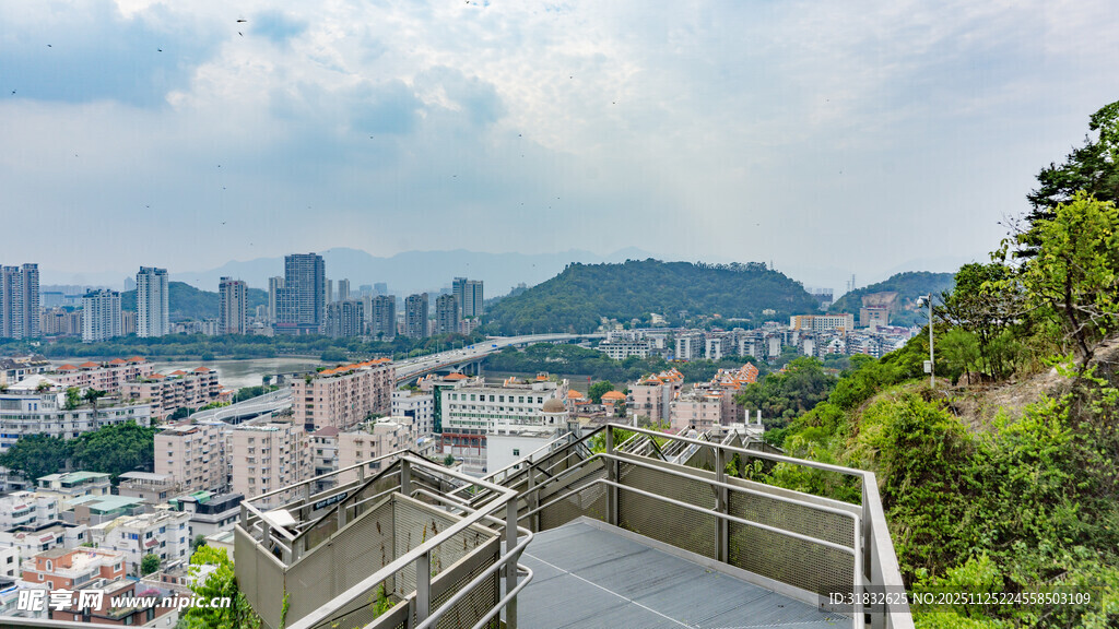 山城观景台俯瞰城市风光