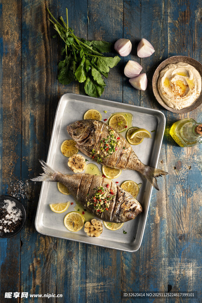 烤鲜鱼配柠檬香草佐料