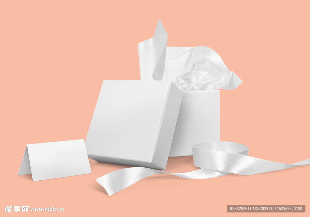 白色礼品盒与散落丝带