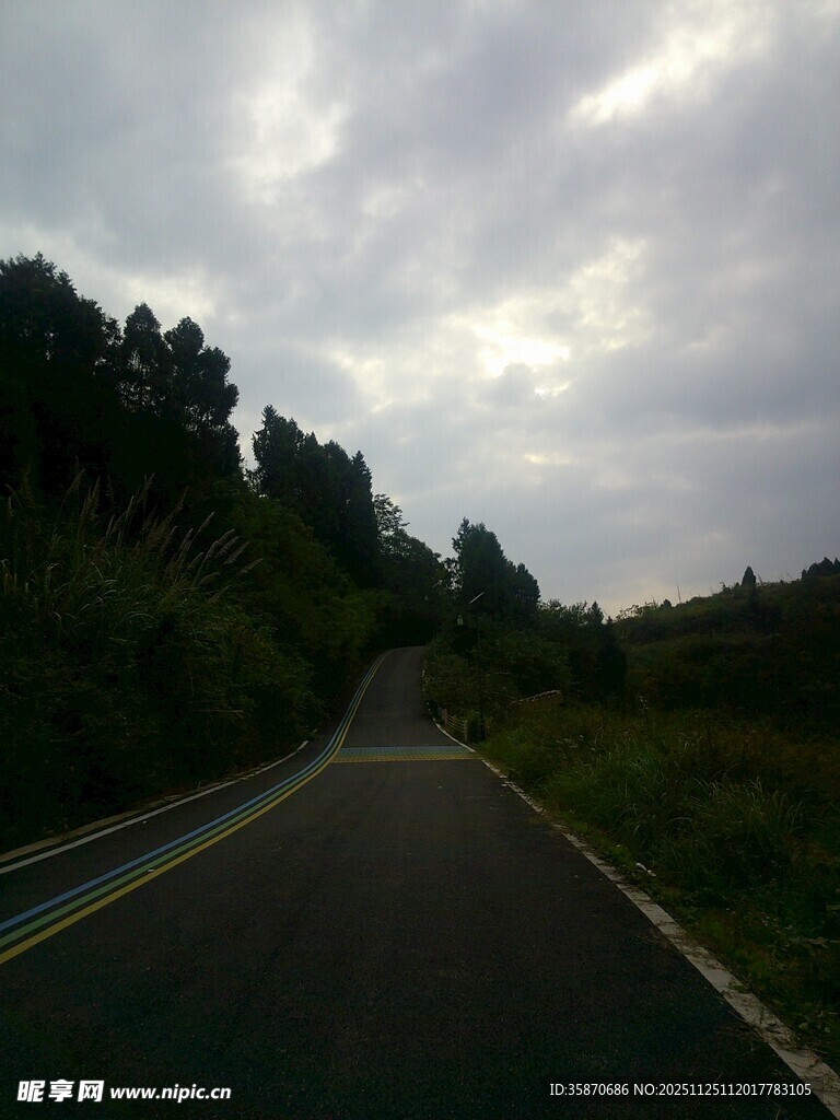 乡间蜿蜒公路阴云密布