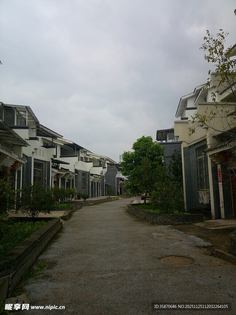 宁静街道旁的联排住宅