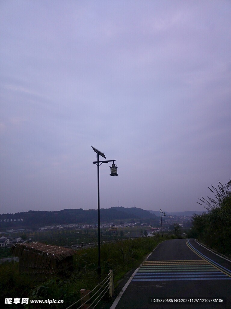 黄昏下的公路与太阳能路灯