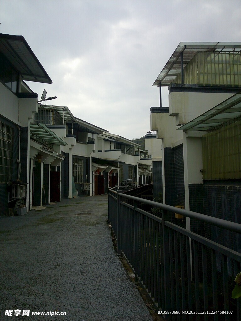 宁静街道旁的低矮建筑群