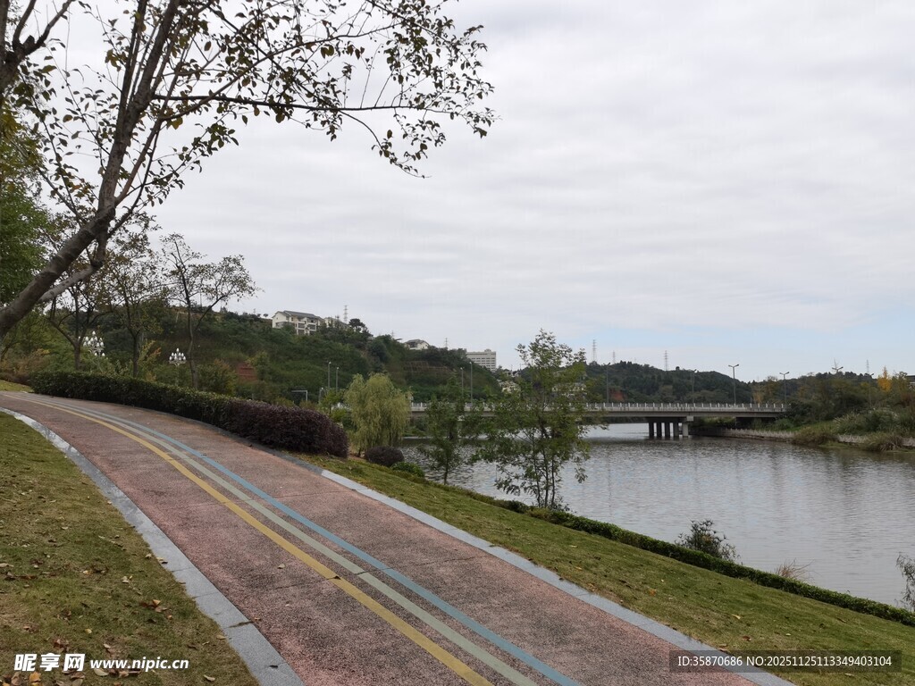 湖边彩色步道风景