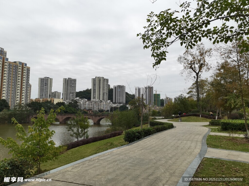 城市河畔的静谧步道景观