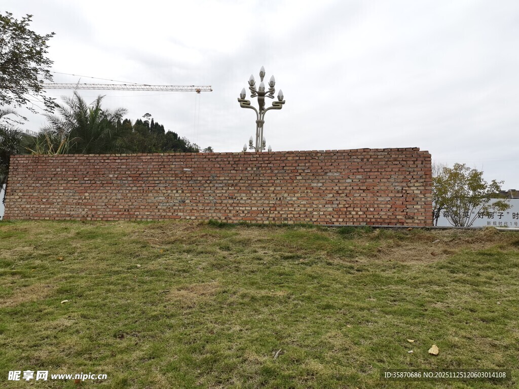 户外砖墙与草地景观