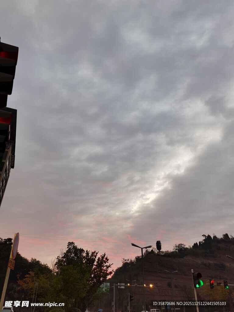 黄昏时天边的云层与建筑