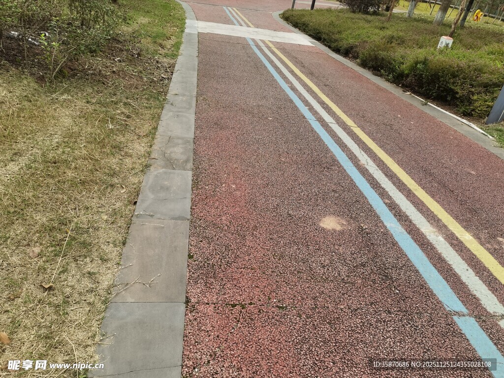 彩色步道城市中的休闲小径