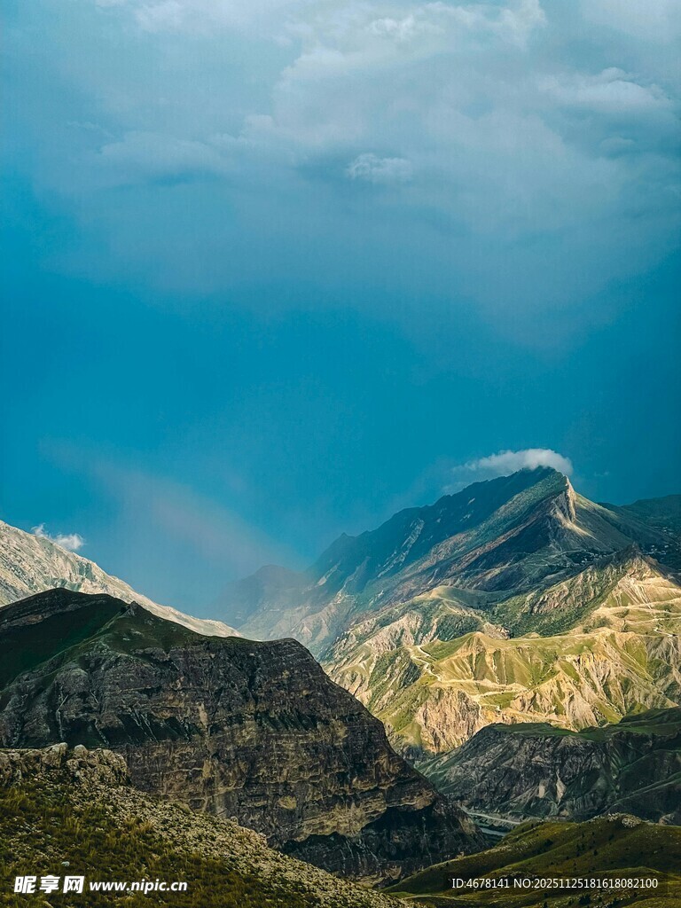 壮丽山景云间闪耀光芒