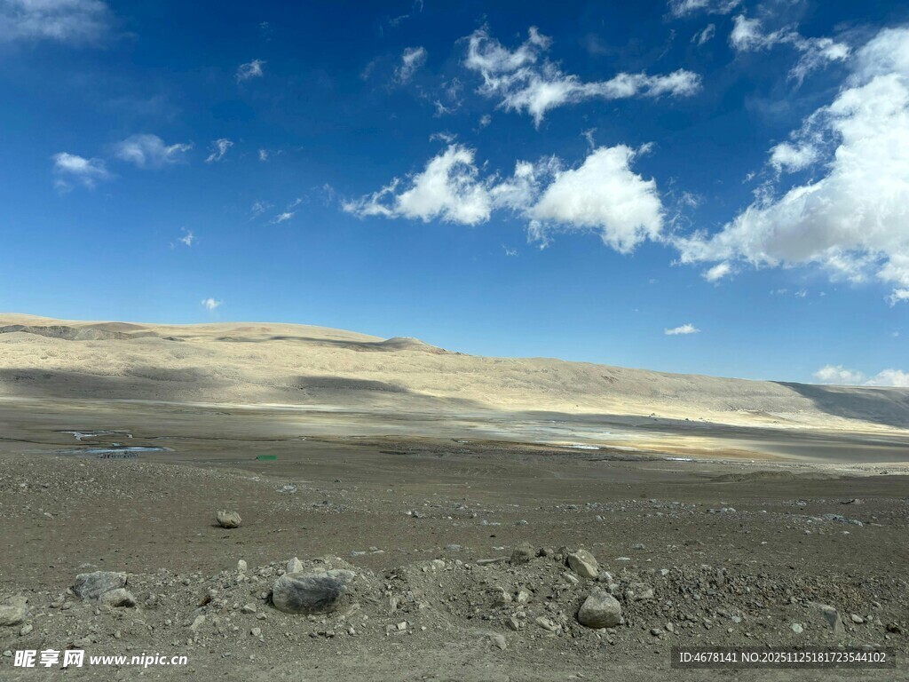 广袤荒原上的蓝天白云