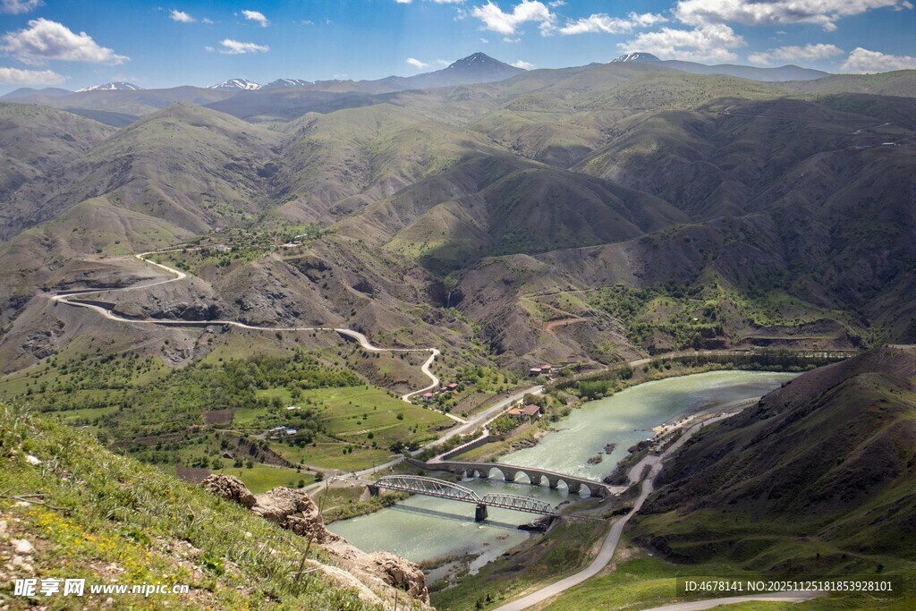 壮观的高山峡谷中的水电站