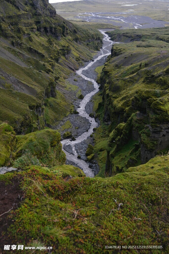 山间蜿蜒河流景观