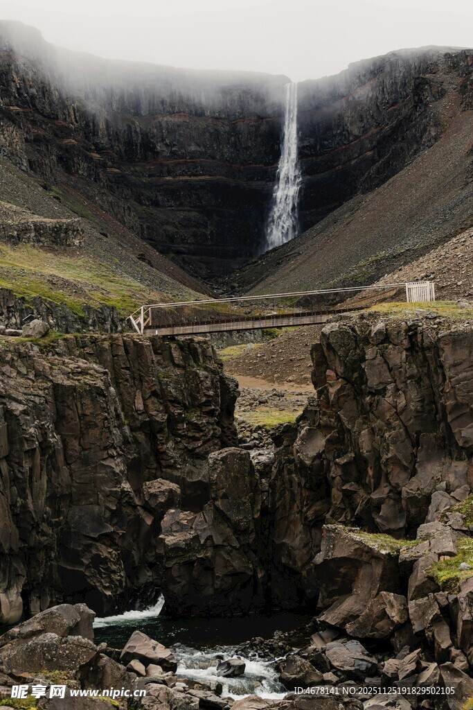 山间壮丽瀑布景观