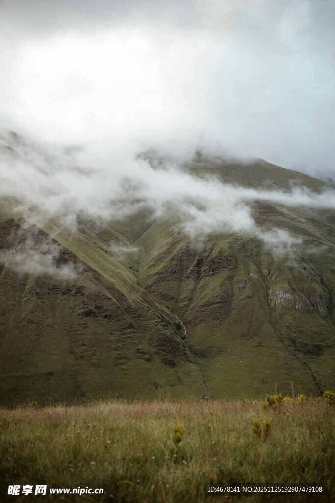 云雾缭绕的山间美景