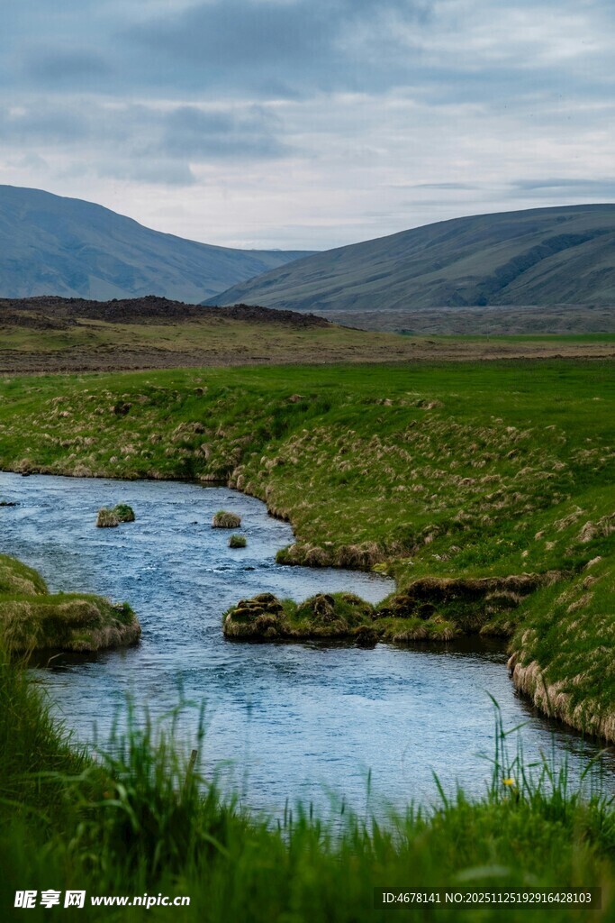 山间溪流绿野风光