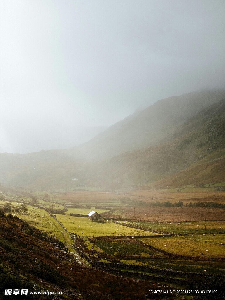 山间雾霭中的田园风光