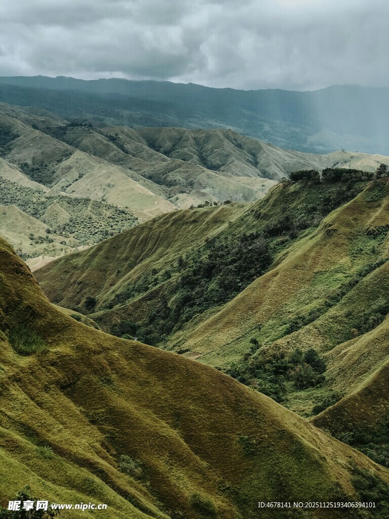 山峦叠翠的壮美自然风光