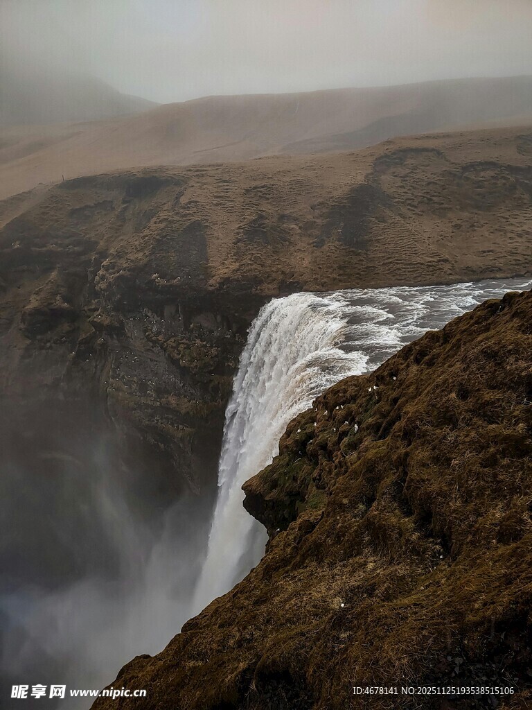 雾中壮观的山间瀑布