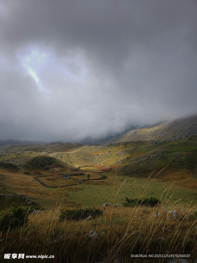 山间云雾缭绕的壮美景色
