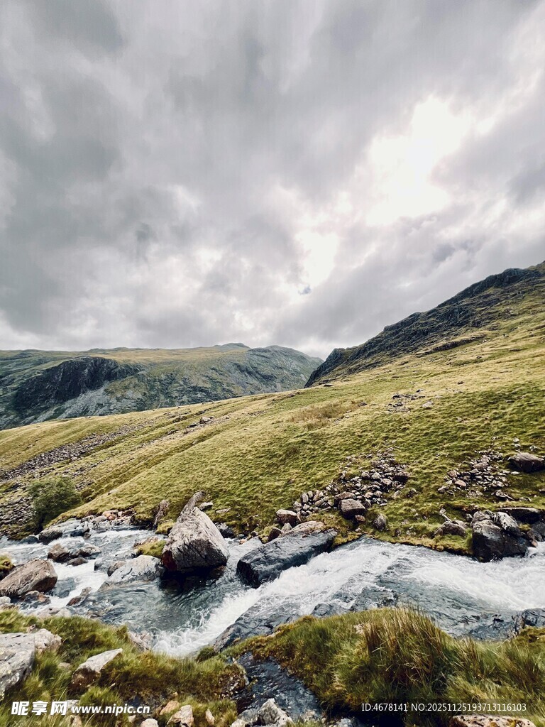 山间溪流云雾缭绕美景