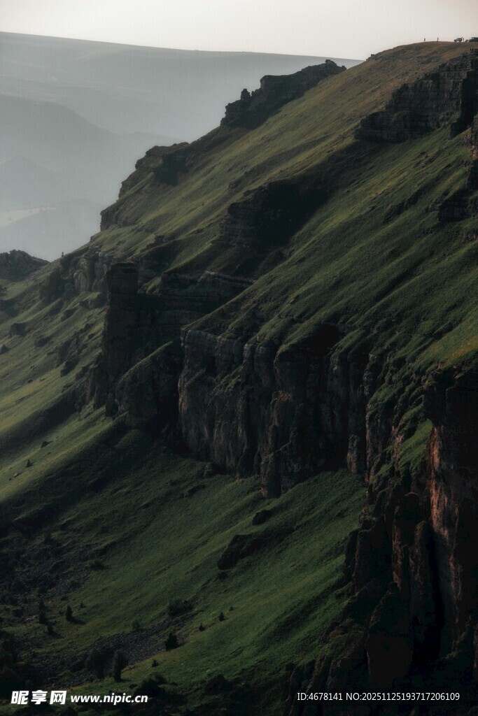 壮丽山峦与辽阔水域景观