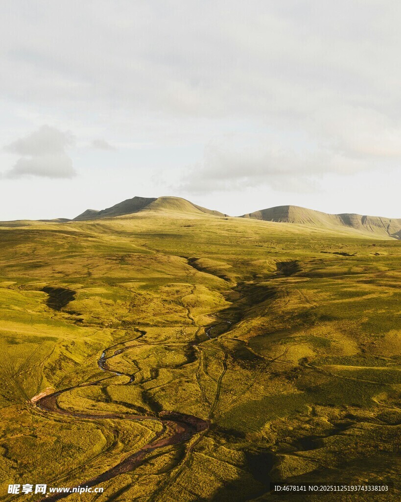广袤山野间的大地纹理