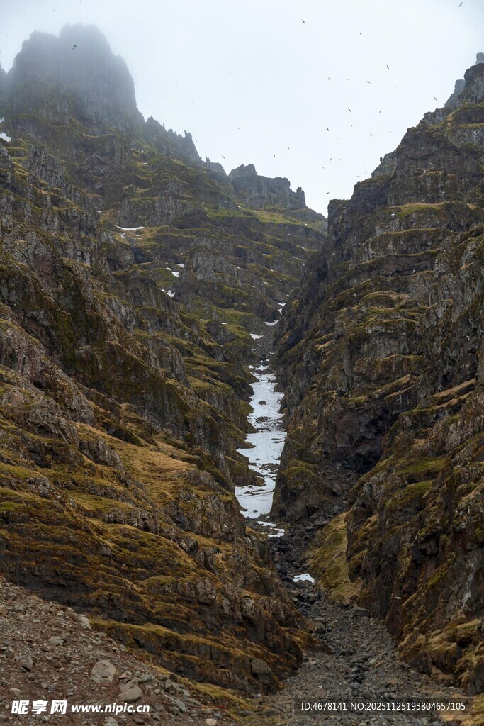 山间溪流穿岩石景观