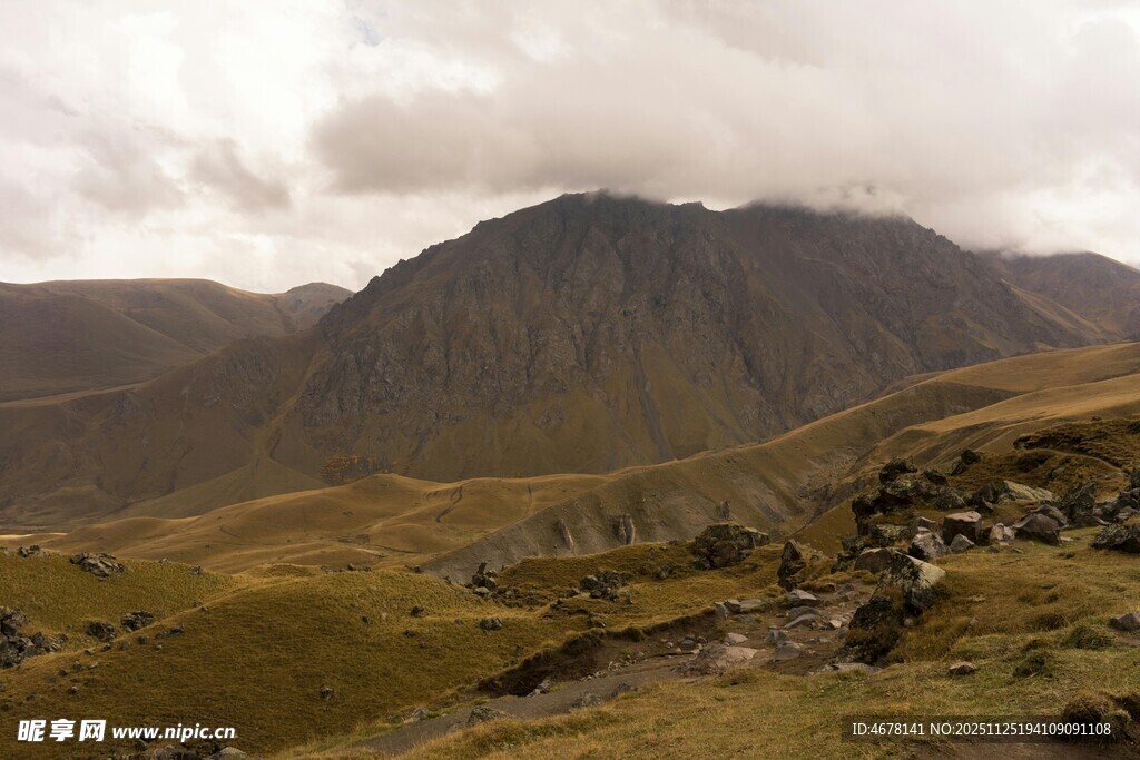 山间云雾缭绕的壮美景色