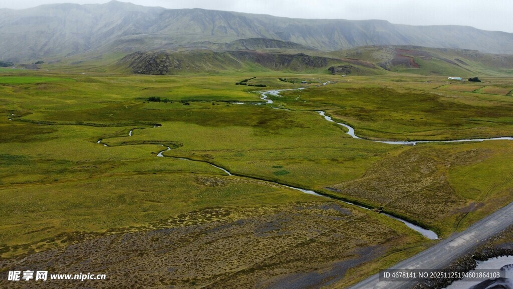 广袤草原上的蜿蜒道路