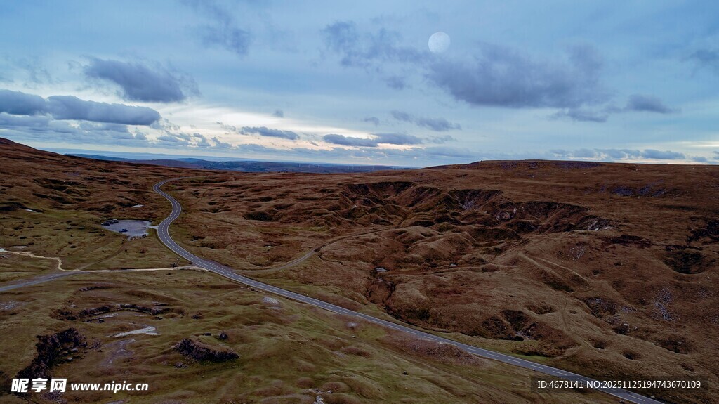 旷野中的蜿蜒小路