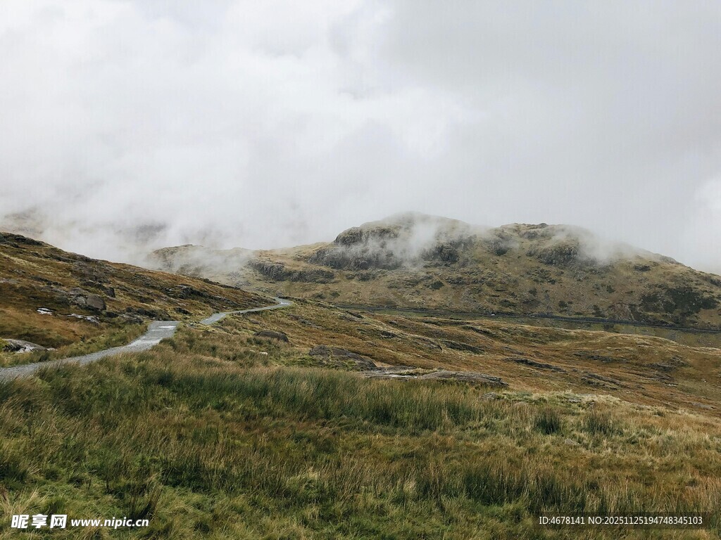 山间云雾缭绕的蜿蜒小路
