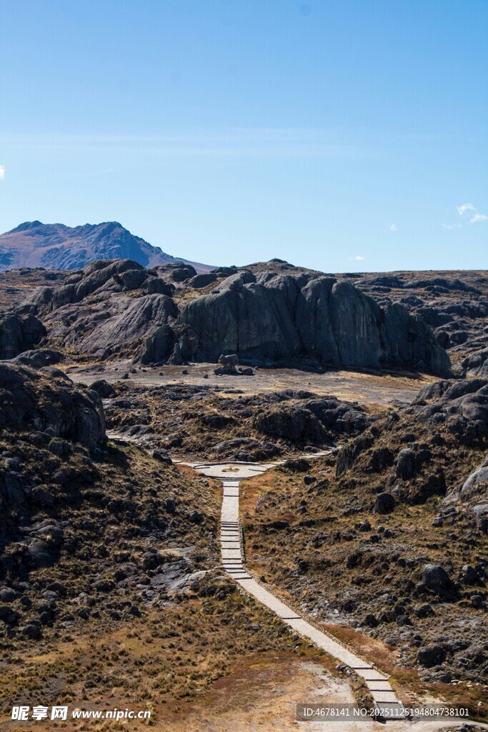蜿蜒山路穿行于荒野山间