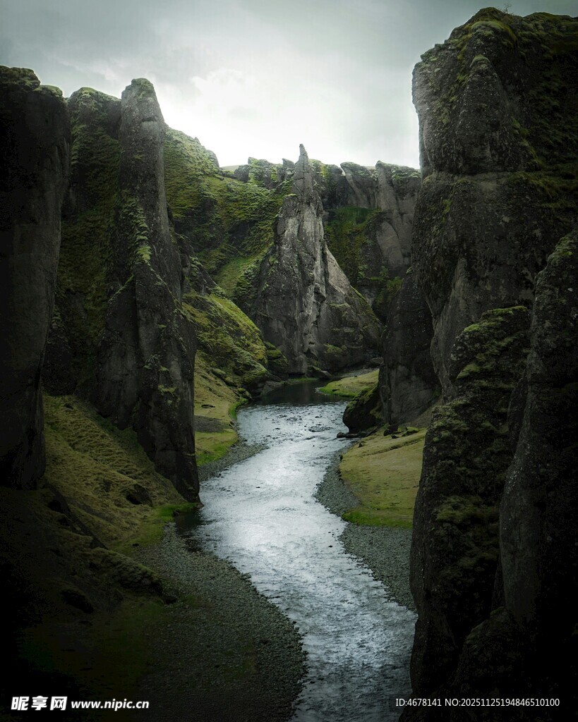 峡谷溪流间的自然奇观